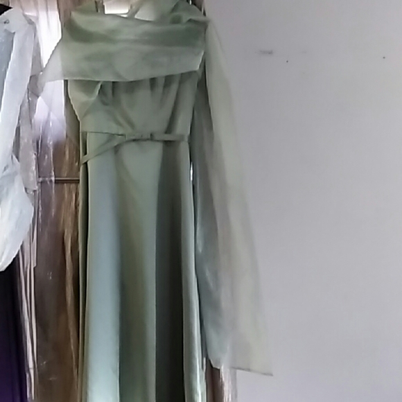 Sage green gown, satin, with wrap. 15/16. - Picture 8 of 8